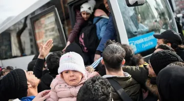 Атина отвръща на удара с бежанците