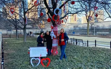 Българите в Чикаго си окичиха мартенска елха