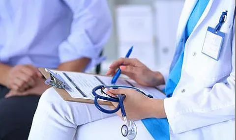 Дрогиран нападна с юмруци лекарка и полицай