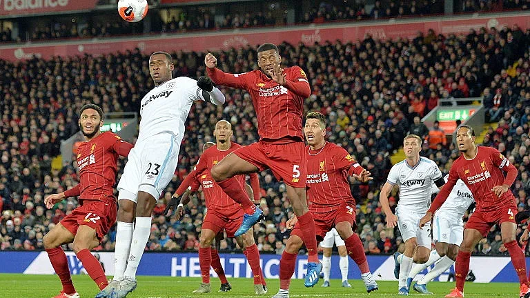 Коронавирусът пречи на титлата на Ливърпул?