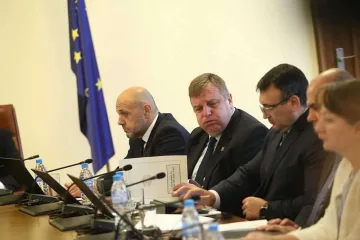 Граничари спрели 60 бежанци тръгнали към България