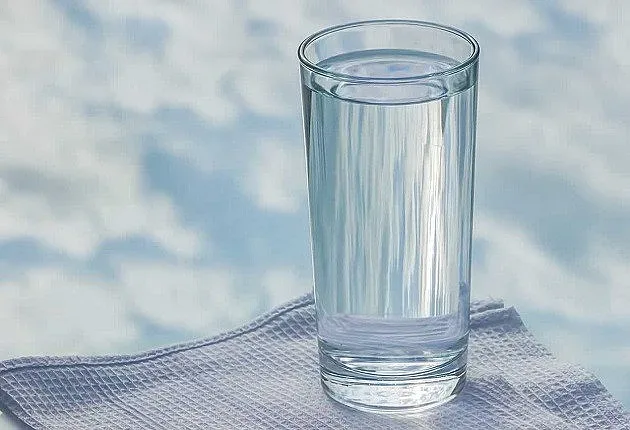 Обикновена вода вместо газирани напитки