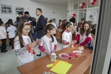 Деца изработват мартенички с благотворителна цел