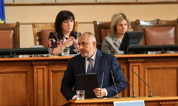 Премиер и министър в парламента за тол системата