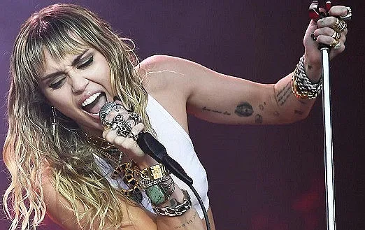 Майли Сайръс пее за Австралия