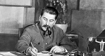 Как Сталин узаконява разстрел на хиляди деца