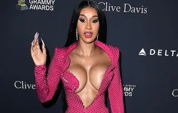 Съдят Карди Би