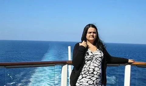 Домашен арест за банковата измамница