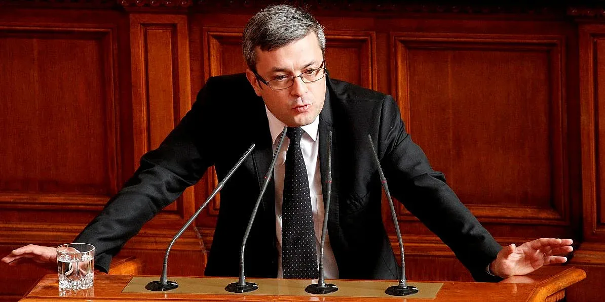 ГЕРБ иска Радев да се извини за шоуто пред Левски