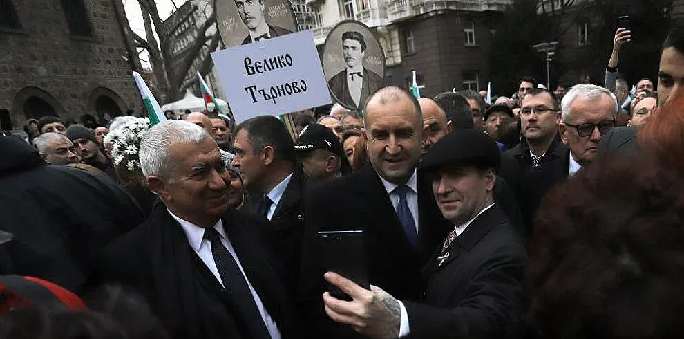 Радев шоу пред Апостола