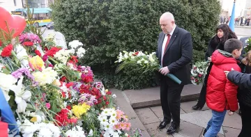 Гешев отдаде почит пред паметника на Левски