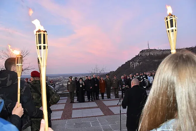 60 факела осветиха заветите на Левски