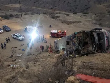 Автобус с фенове падна в пропаст