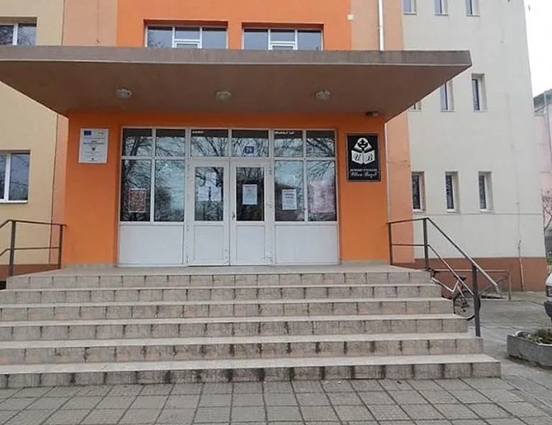 Учител по история с боен пистолет в час