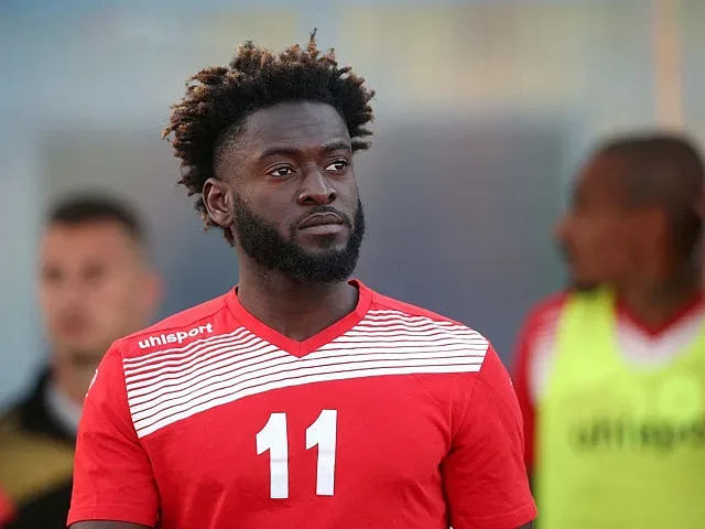 Наш футболен шеф показа пачките от трансфер