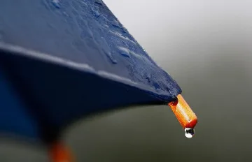 Облаци скриват слънцето, денят става дъждовен