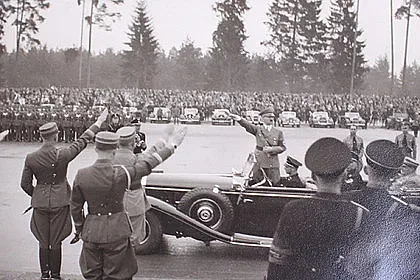 Пуснаха неизвестни снимки на Хитлер