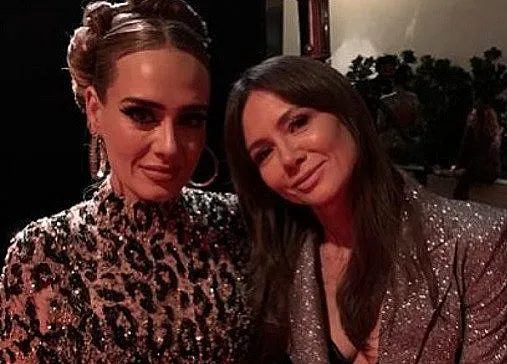 Адел шашна със сексапил