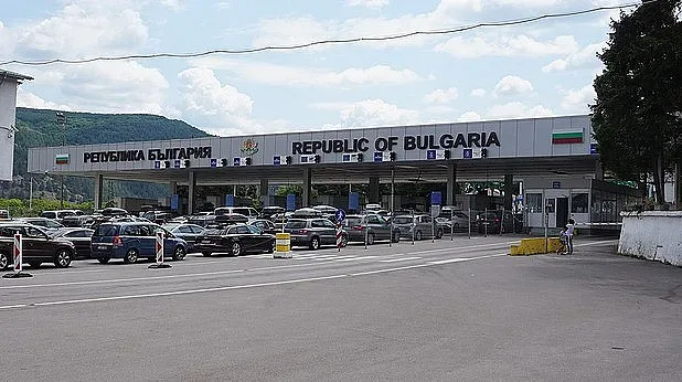 Митничарите от Калотина остават в ареста