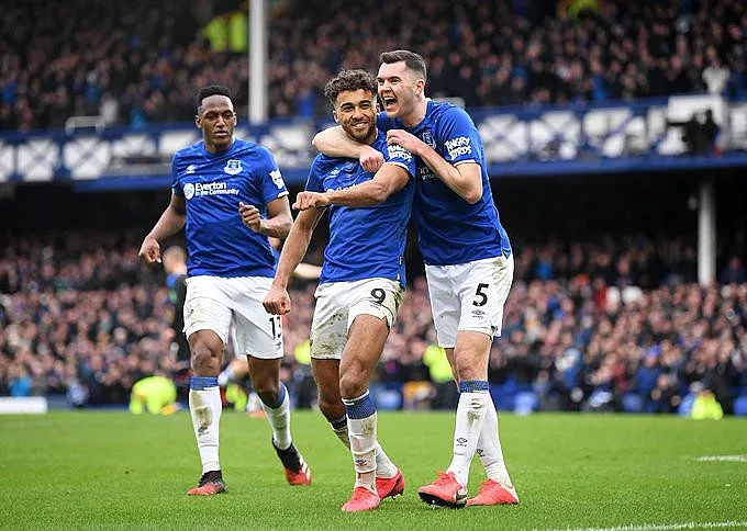 Татко Карло бута Евертън напред