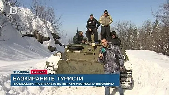 Спасяват с БТР бебе от снежен капан