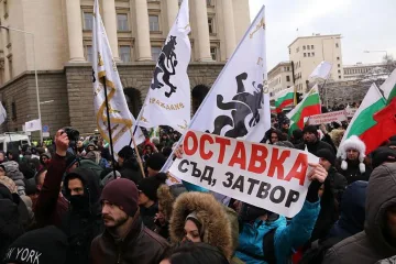 Баби, внучета и партийци запушиха Орлов мост(ОБНОВЕНА)