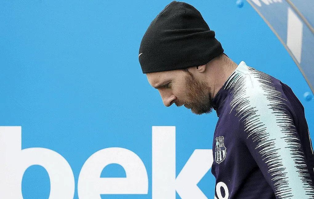 Меси налетял и на вратаря