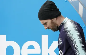 Меси налетял и на вратаря