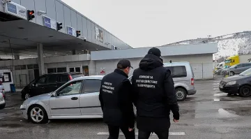 Екшън на "Калотина", полицайка с опасност за живота