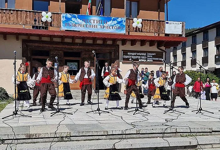 Фолклорна броеница за Великден в Белица