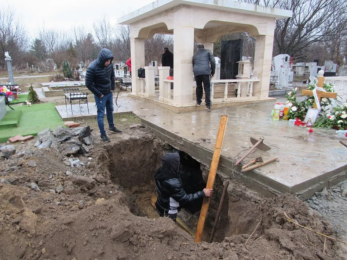 Взрив в гробницата на ромски барон