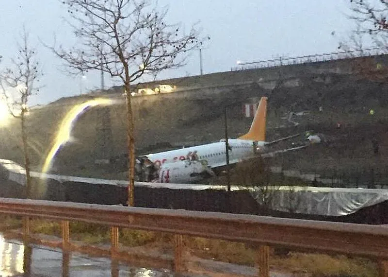 Самолет стана на кайма при кацане