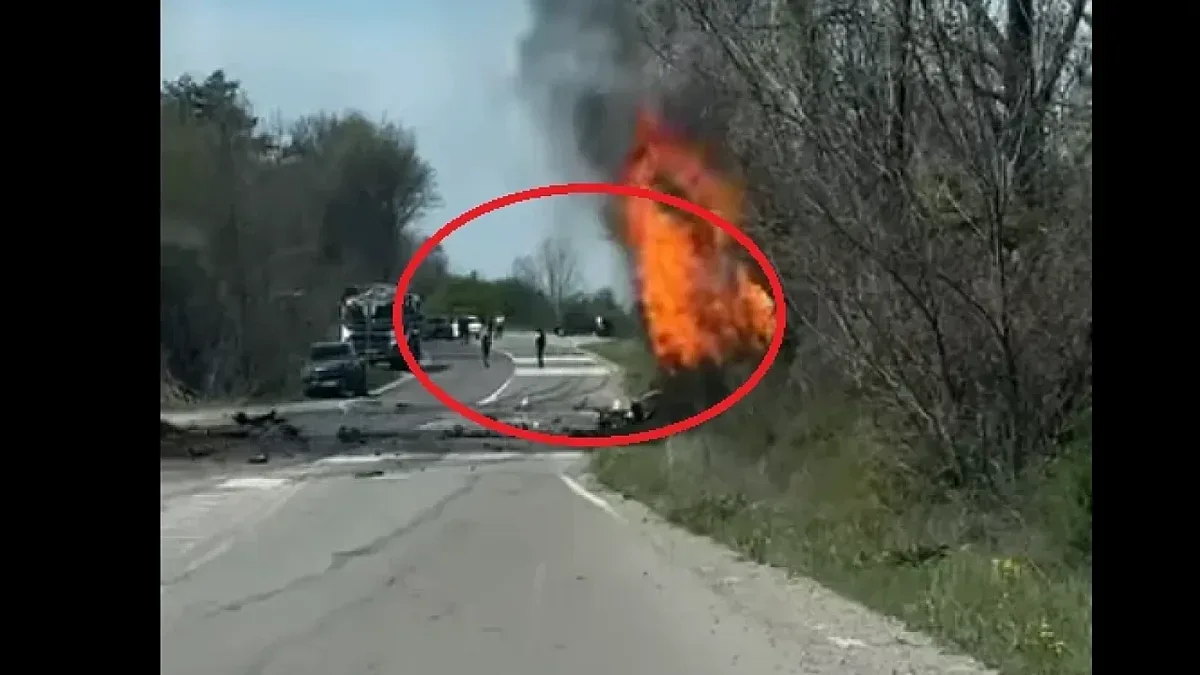 Потресаваща катастрофа. Камион отиде в канавката, избухнаха и пламъци (Видео)