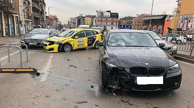 Две коли се удариха в центъра на София