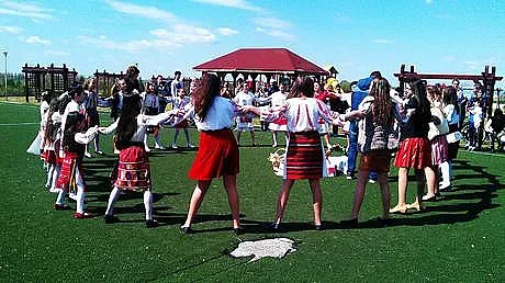 Потомци на българи в Румъния изучават наши народни танци