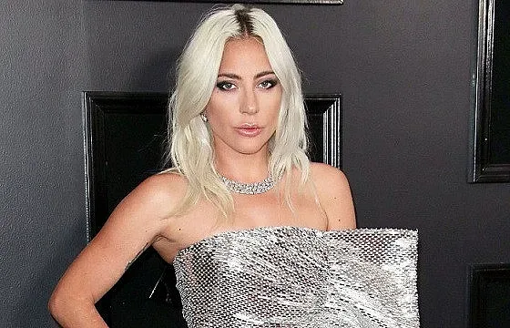 Лейди Гага се целува в Маями