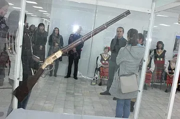 Ниша в попски зид крила пушката на Петко войвода