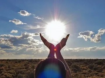 Пролетни температури, на места слаб дъжд