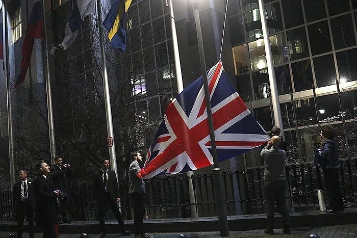 ПОЛИЧБА:Юниън Джак се заинатил, не искал да слиза