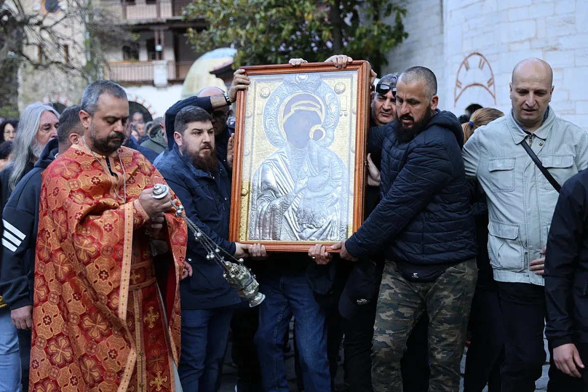 Богомолци носиха иконата на Света Богородица от Бачковския манастир