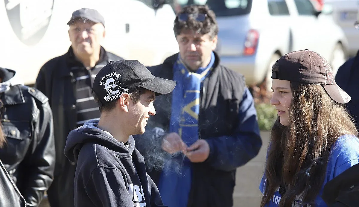 Фенове на Левски "пият кафе" пред парламента