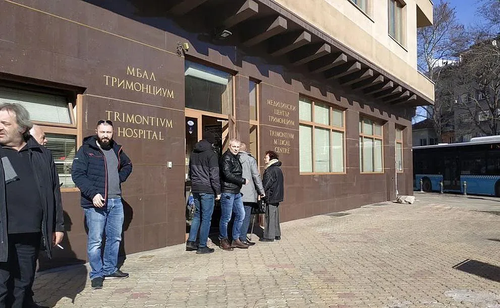 Мъж стреля в частна болница