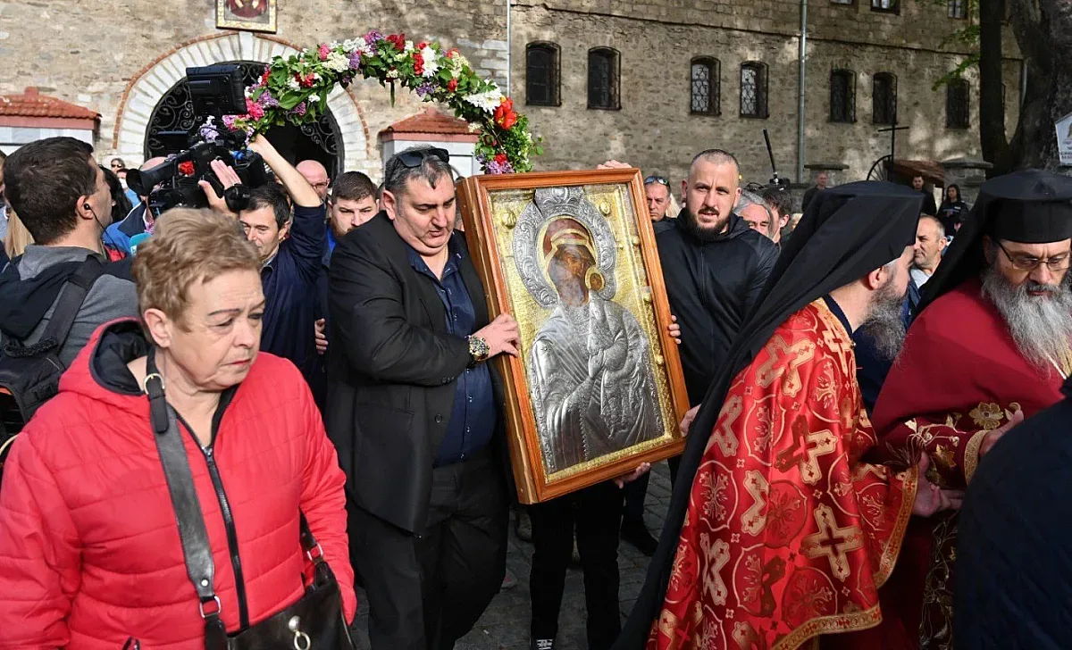 Светло събитие! На втория ден на Великден носят чудотворна икона