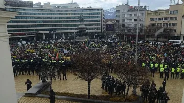 Хотелиерите обсадиха парламента (СНИМКИ)