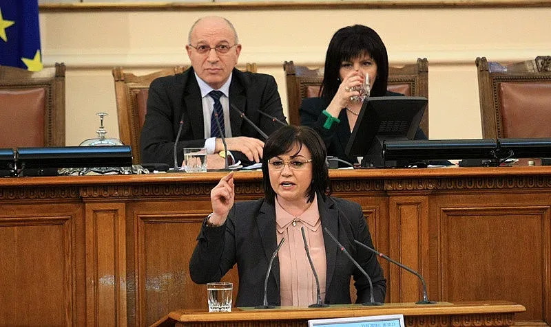 Нинова с пламенна защита за Радев