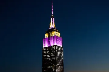 Ню Йорк светна в цветовете на Коби