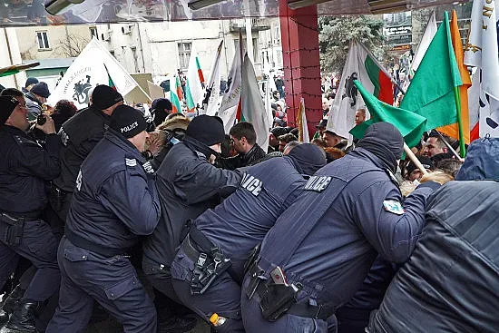 Полицаи: Удряха ни с камъни и метални тръби