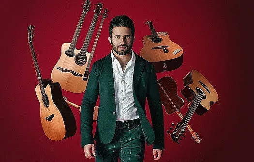 Виртуоз свири на 5 китари едновременно