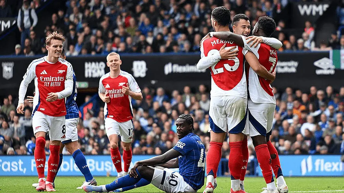 Арсенал отложи със седмица големия триумф на Ливърпул