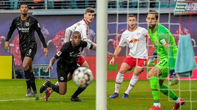 Водачът в Бундеслигата с първа загуба за годината